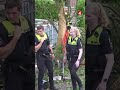 Bil har kraschat in i ett hustak i Tyskland