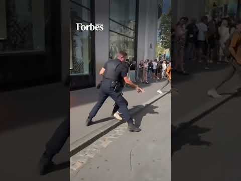 نشطاء بيئة يسكبون طلاء برتقالي ا على متجر العلامة التجارية لويس فويتون في فرنسا