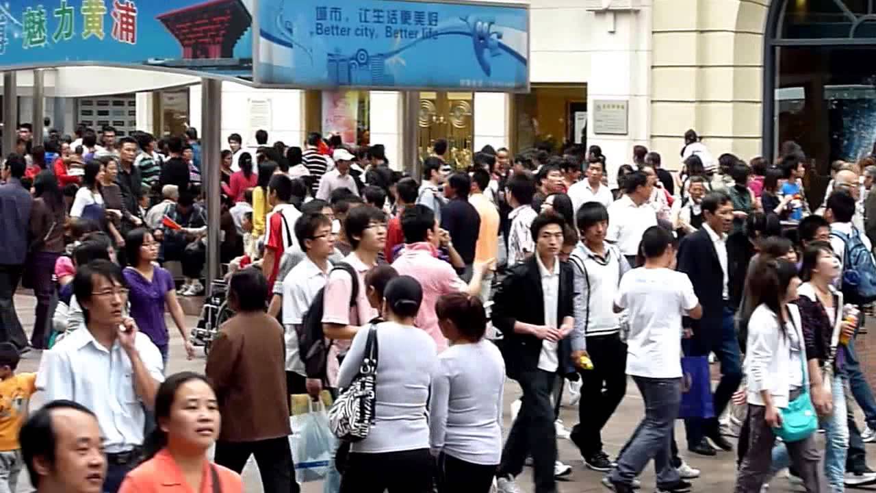 Crowded shopping street/Zone piétonne peuplé/Belebte Einkaufsstraße, Shanghai, China Chine 2010 video phone beyonce mp3