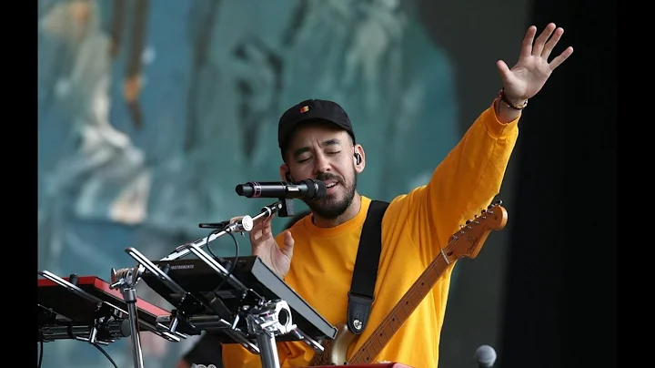 Mike Shinoda and Crowd Pay Emotional Tribute to Chester Bennington (In The End)