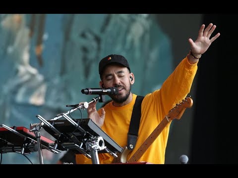 Mike Shinoda And Crowd Pay Emotional Tribute To Chester Bennington