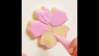 How to decorate a flower cookie with royal icing