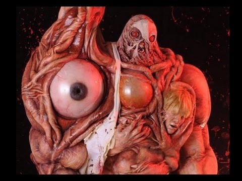 「バイオ2」のボス級クリーチャー「G」第2形態を再現したコスプレ