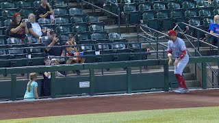 Joey Votto is THE BEST! He makes fans day by DANCING in her TikTok!!