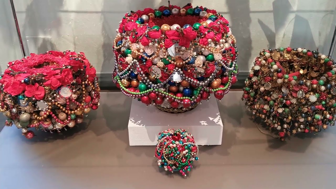 Kopfbedeckungen von Kronkorken bis Glaskugeln–Ausschnitt aus der Kuratorenführung mit Irene Steiner