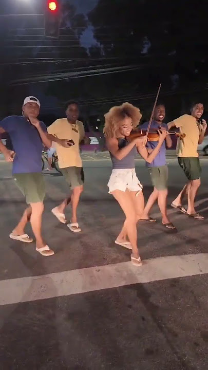 Quando o semáforo fecha, a arte abre espaço!Eu e Os Quebradeiras mandando o Aquecimento do Violino!🎻