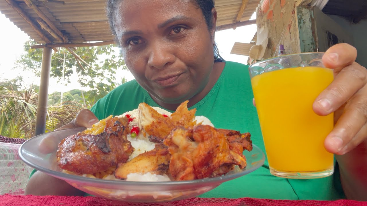 COMENDO DE MÃO FRANGO FRITO DOuRADINHO FEIJÃO ARROZ MACARRÃO e pimenta |oh delicia 🤤