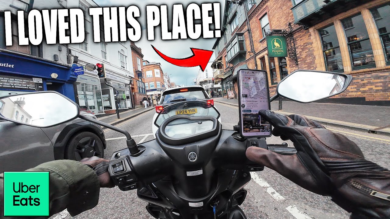 Меня чуть не сбили с мотоцикла... Но мне понравилось доставлять заказы в этом старом городе 😆