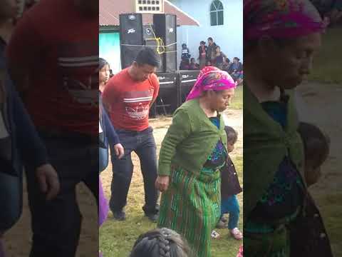 La agrupación suspiro maya tocando en la aldea Elmul Jacaltenango