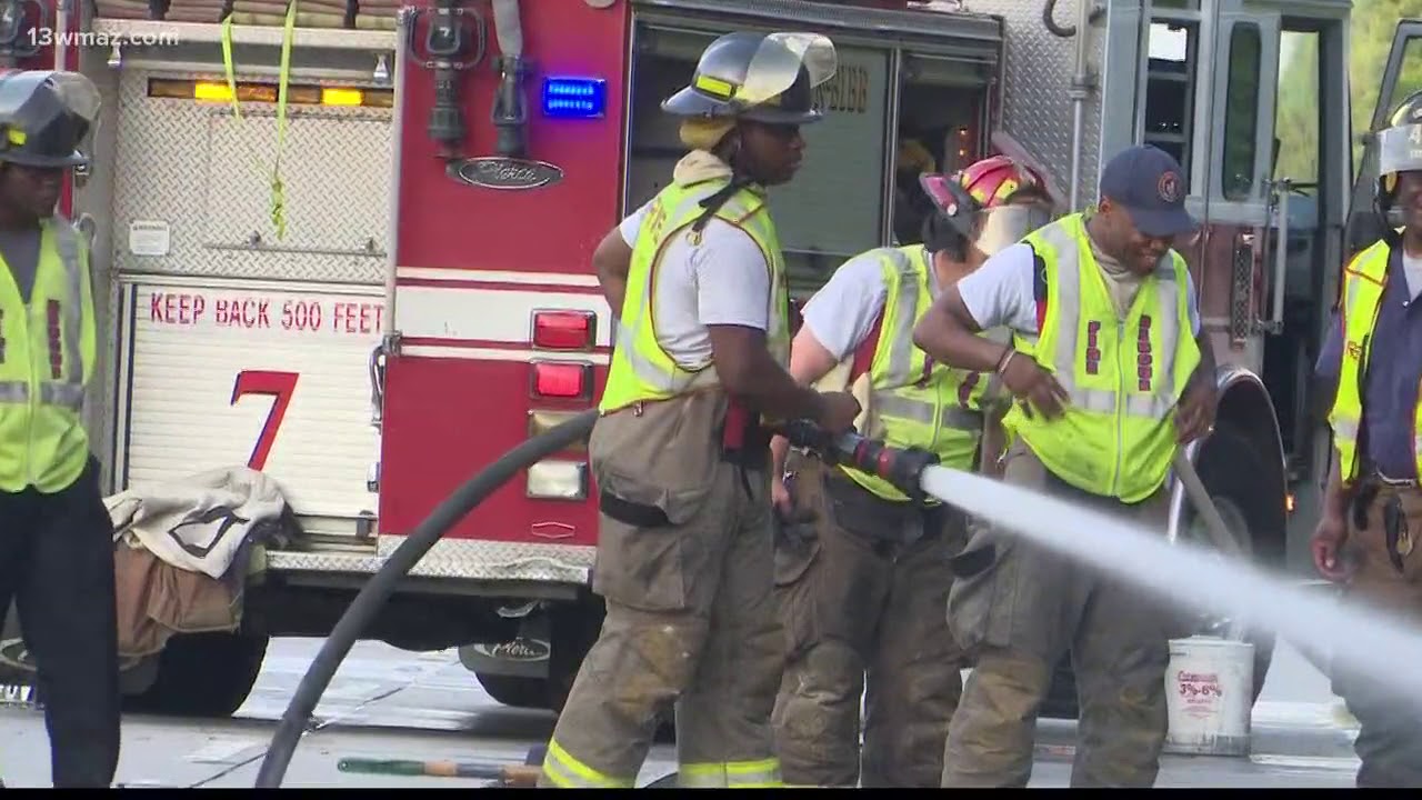 Semi truck catches fire on I-75 - YouTube