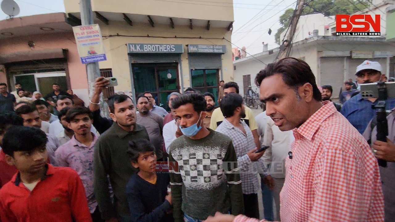 मूढ़े यहा लेके बैठे हो यहा, फिल्म चल रही है यहा ...