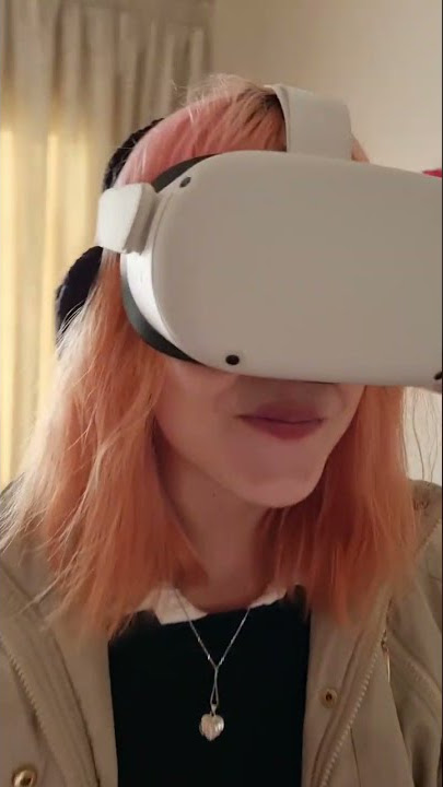 My girlfriend tries VR for the first time...