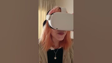 My girlfriend tries VR for the first time...
