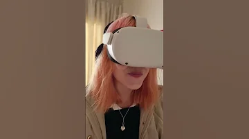 My girlfriend tries VR for the first time...