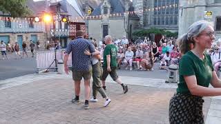 Josselin. Ca Swingue Sur La Place De La Mairie