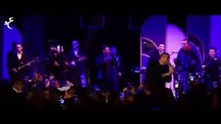 عمرو دياب قدام مرايته