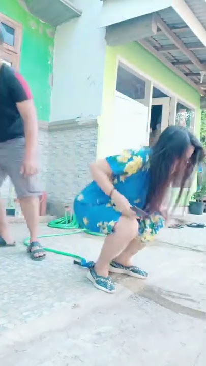 kirain ngompol ternyata...🤣#ngeshortsdulu #short #sambilancuan