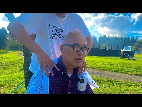 ASMR 肩こりのお年寄りにめっちゃリラックスできる公園で肩もみと首のマッサージ！お父さん固いですね〜