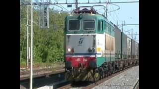 E655.200 su un merci con container Trenitalia in partenza da Pomezia