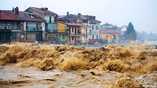 شاهد فيضانات تجرف المارة والسيارات في شوارع مدينة سوكري البوليفية 2021