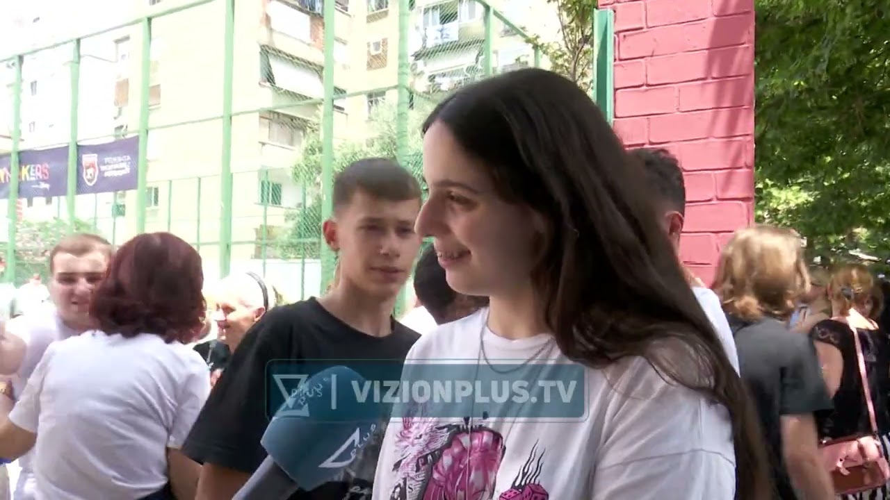 Nxenesit e klasave te nenta japin provimin e lirimit, testohen ne matematike  - Vizion Plus