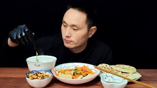 韭菜盒子，大米粥，胡萝卜丝拌冻豆腐，Fried Chinese leek dumplings, rice Congee, shredded carrots mixed with frozen tofu