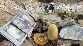 Wow wow wow so lucky day found much money & necklace under lake when dry water