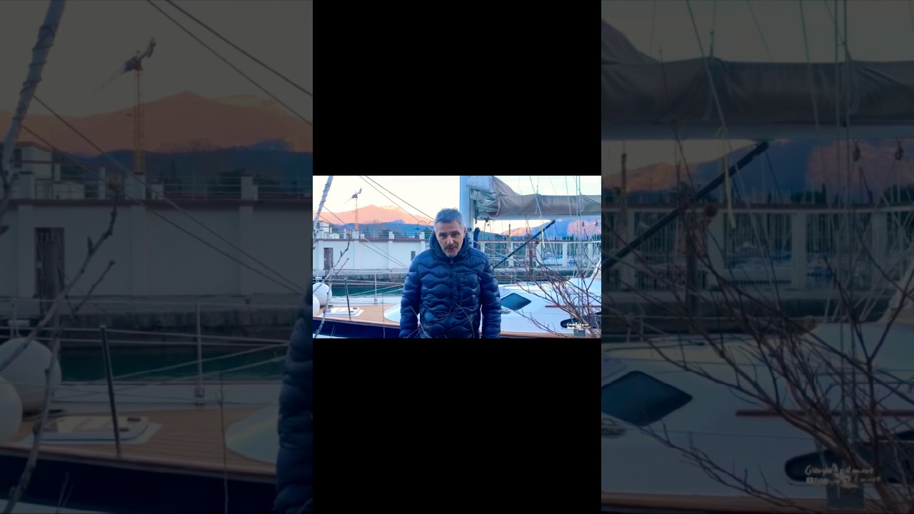 ⁣Recuperare una #barcaavela #affondata lo fareste voi ? #giorgioeilmare ve ne trova una