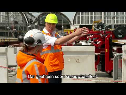 Specialisten vertellen hoe ervoor is gezorgd dat de nieuwe brug precies op de betonnen ondersteuning past.