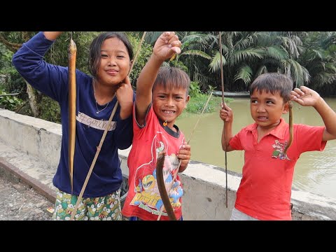 mamet & adit mancing belut saat banjir surut || kaget adit makanya nambah trus, sing penting bungah