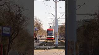 Pesa 120NaG 1032 pokonuje nierówny odcinek pomiędzy Tetramieja i Derdowskiego w Gdańsku Oliwe