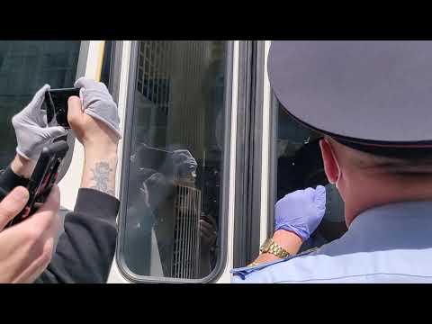 Протестующие скандируют песню «Это пройдет» у автозака с задержанными после приговора по делу «Сети»