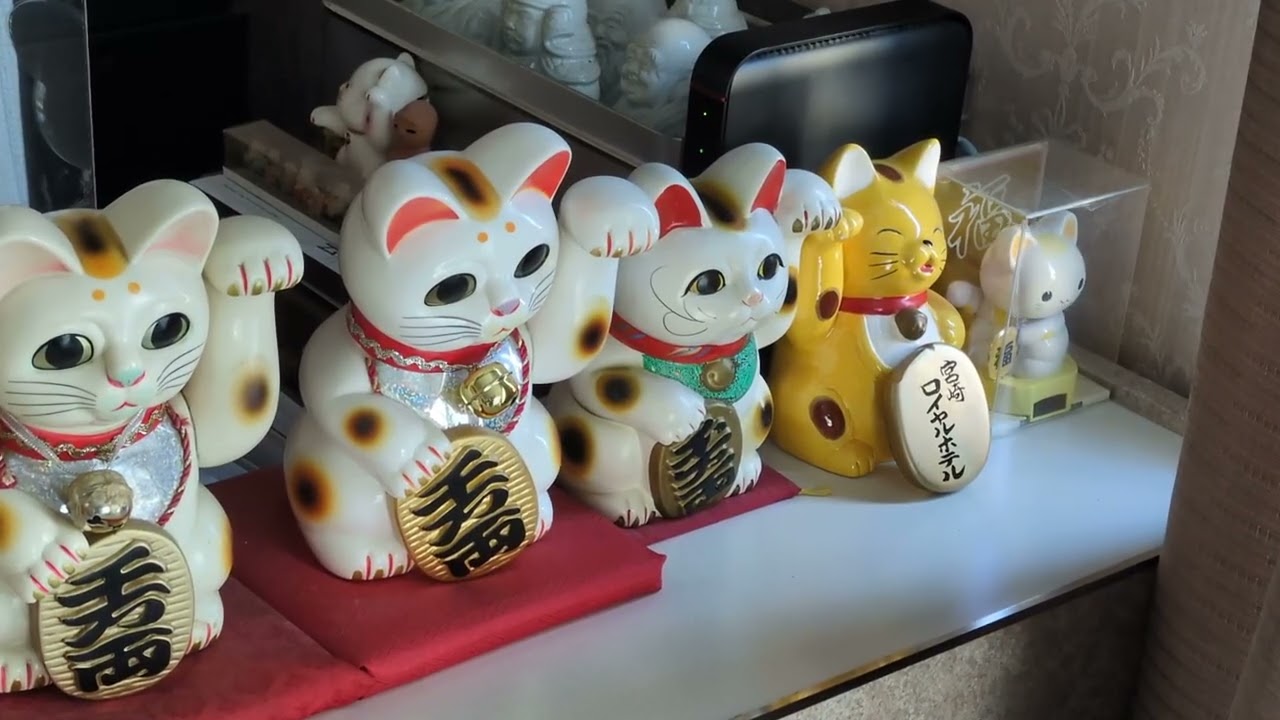 Maneki-neko (招き猫) - YouTube