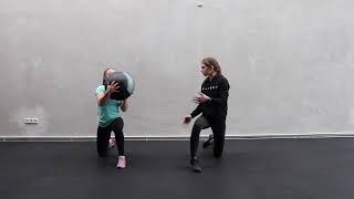 CrossFit mit Schmackes - Half Kneeling Lateral Med Ball Toss (Partner)
