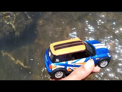 mencari mainan mobil di air