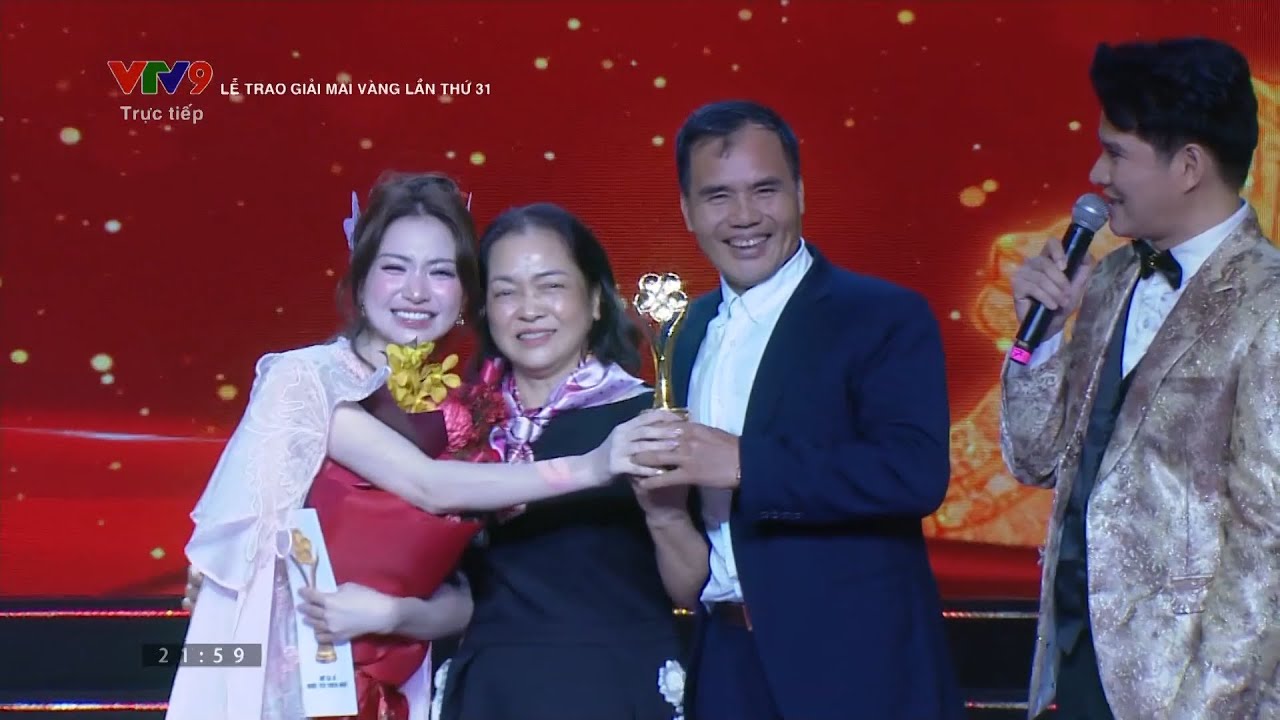 Hòa Minzy bất ngờ cùng bố mẹ nhận 3 giải tại Lễ trao giải Mai Vàng