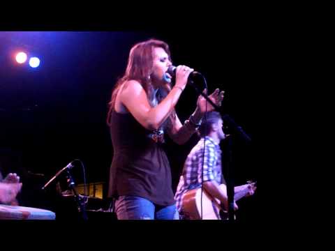 Sara Robinson Opens for Eric Church - Performing h...