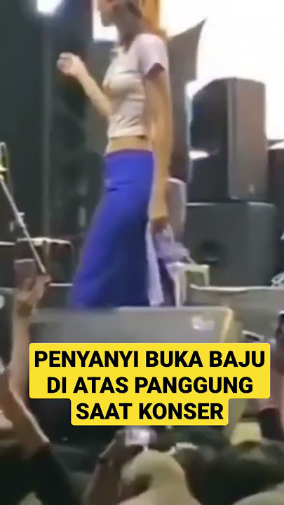 PENYANYI BUKA BAJU DIATAS PANGGUNG SAAT KONSER