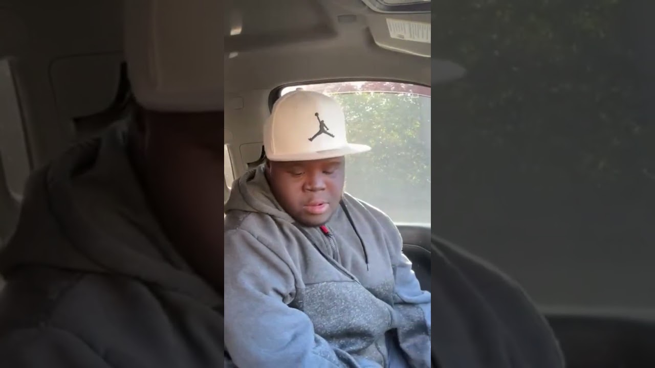 DJ шлёпнул Флэша по голове, завязывая шнурки 😂cank the boom boom 