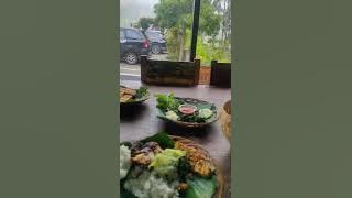 Story wa makan di restoran bawang bromo