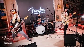 SESSIONS IN TOKYO | w.o.d.
フェンダーを愛する個性的なアーティストたちが繰り広げる、セッションにフィーチャーした「Fender SESSIONS in TOKYO」。ギター/ベースを通してさまざまなスタイルで対話するアーティストの魅力を、彼らが語る機材のインプレッションとともにお届け。
今回は圧倒的な音楽センスとライヴパフォーマンス、ビジュアルワークで人気を博している神戸発の3ピースバンドw.o.d.を迎え、Fender Flagship Tokyoにて公開収録を実施!Vintera IIシリーズの音色と熱量の高いセッションに酔いしれた、その模様をお届け!
インタビュー:https://fendernews.jp/sessions-in-tokyo-wod/
w.o.d. (ダブリューオーディー)
サイトウタクヤ (Vocal&Guitar)、Ken Mackay (Bass)、中島元良 (Drums) からなる神戸発の3ピースバンド。
圧倒的な音楽センス・ライブパフォーマンス・ビジュアルワークで、類い稀なオリジナリティを見せつける、ネオ・グランジ・バンド。
3ピースで鳴らす、時に感情的にシャウトするボーカルと歪んだギター、鼓膜を瞬時に捉えるヘヴィなベースに、抜群のビートが息づくドラムス、極限まで研ぎ澄まされた有無を言わせぬグルーヴ。
音楽番組「バズリズム」の「これがバズるぞ2023」で 4位にランクインし、タワーレコードの「タワレコメンアワード 2022」に入賞するなど、飛躍が期待される。2023年 4月には中野雅之 (BOOM BOOM SATELLITES / THE SPELLBOUND)によるプロデュース楽曲「 My Generation」を配信リリース。夏には TVアニメ『 BLEACH 千年血戦篇 -訣別譚 -』オープニングテーマに起用された新曲「STARS」をリリースし、現在全世界で500万ストリーミングを突破。各地大型フェスへ出演。大きな話題を集めている勢いそのままに、11月に新曲「陽炎」を配信リリース。
■w.o.d.オフィシャルサイト https://www.wodband.com
■w.o.d.オフィシャルYouTube Channel http://www.youtube.com/c/wodband
00:00:01 「陽炎」 https://youtu.be/i6CKXs1i5Hw?si=Kdzw1xfpU2H0_11F
00:01:39 「サニー」 https://youtu.be/JlM98xqa6o4?si y1-8TcyWHU6bRrx
00:04:36 「Mayday」 https://youtu.be/33o7azD_6VM?si=OJUkgKa-8lE7nUBk
VINTERA IIシリーズ:https://www.fender.com/ja-JP/vintera-ii-series.html
Fender公式オンラインショップ: https://www.fender.com/ja-JP/
Fender News: https://fendernews.jp/
Fender Facebook : https://www.facebook.com/fender.jp
Fender Instagram: https://www.instagram.com/fender_jp/
Fender Twitter: https://twitter.com/Fender_Official
#wod #VinteraII #Fender #フェンダー #ギター #ベース SESSIONS IN TOKYO | w.o.d.
