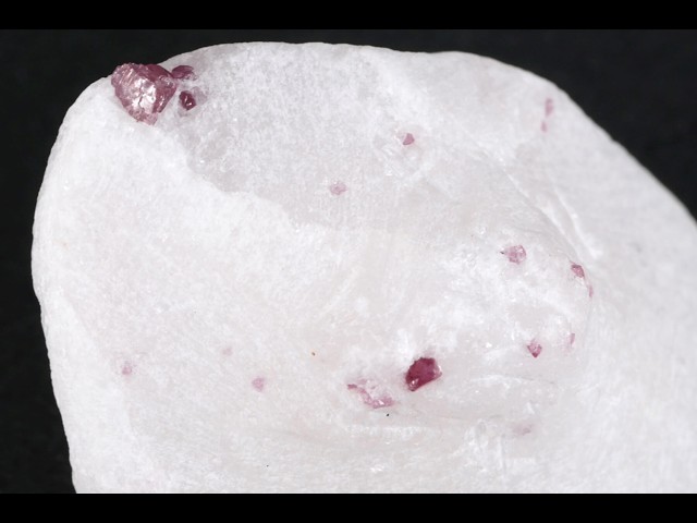 レッドスピネル 結晶 母岩付き 56g / Red Spinel - YouTube