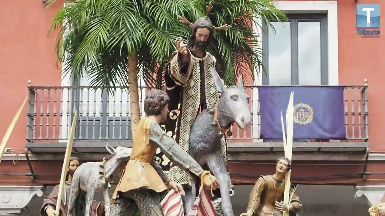 'La borriquilla' es bienvenida en Valladolid con un apasionado zarandeo de las palmas