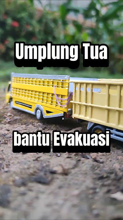 Umplung Tua Bertenaga Bantu Evakuasi Canter yang Terjebak di Jalan Licin