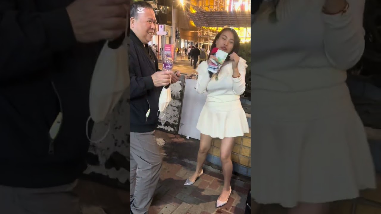 路燈下的小姑娘