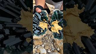 Wow so beautiful 😱🤩💥✨ #agate #naturalamethyst #discovery #colourfulstones #adventure #crystals #gold