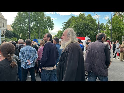 აქცია რუსთაველის გამზირზე. რას ითხოვენ პარლამენტთან შეკრებილი ადამიანები