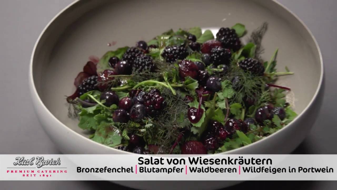 Salat von Wiesenkräutern mit Bronzefenchel, Blutampfer, Waldbeeren und ...