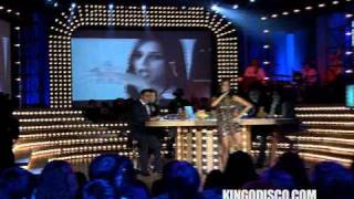 Okan Bayülgen Yeni Şarkıcı Alev Tünayın Şarkısını Yarıda Kesti