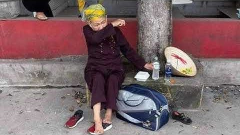 Cụ bà đi bộ từ TP.HCM về Nghệ An bật khóc ở chốt kiểm soát khi đi được 2 ngày "Làm sao về được nhà"